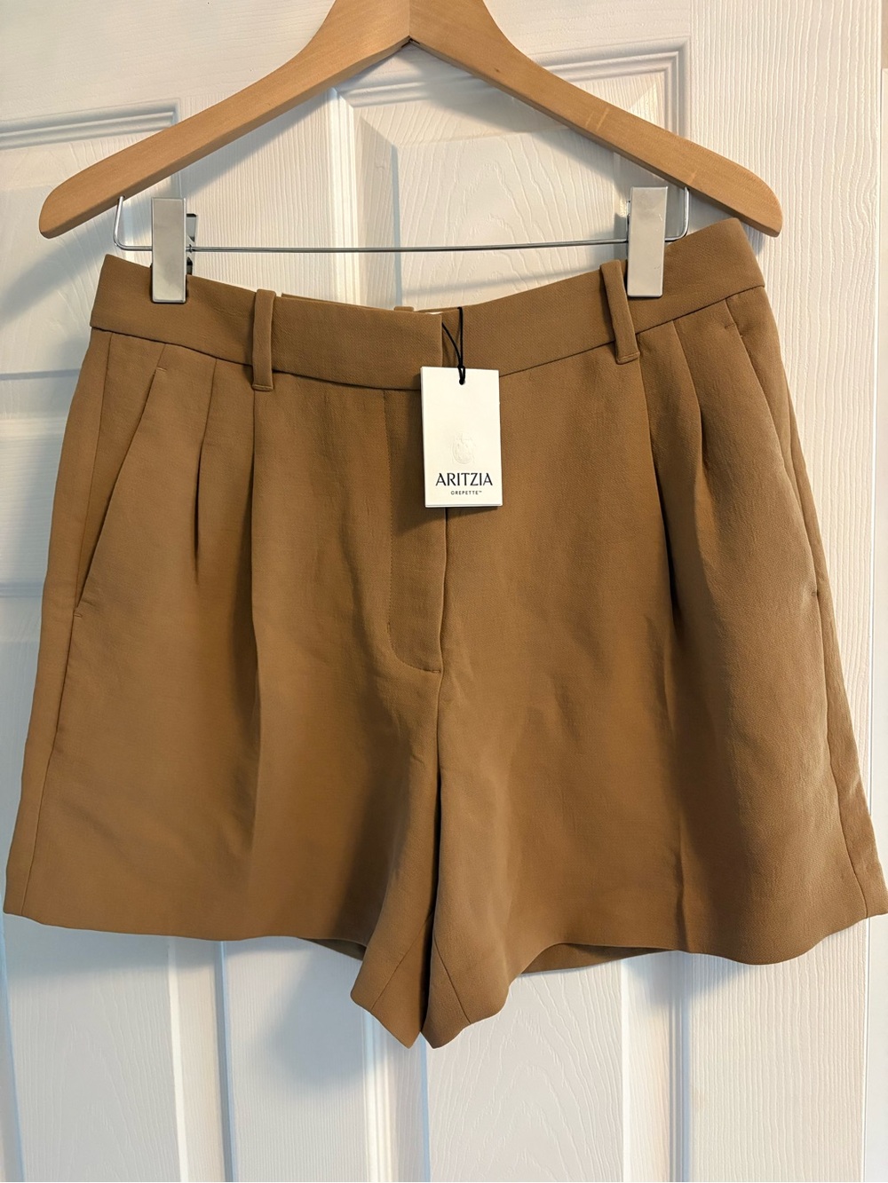 Aritzia Women's Effortless Mid Thigh Pleated High-Rise Shorts sz 10 New